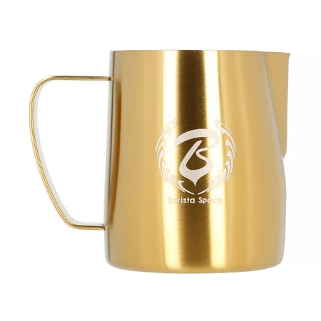 Barista Space Milchkanne 350 ml in Sandy Golden (mattgold, sandgestrahlte Optik), Frontalansicht mit Logo