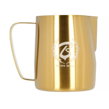 Barista Space Milchkanne 600 ml, Farbe Sandy Golden – Frontalansicht mit Logo