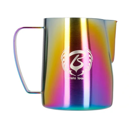 Barista Space Milchkanne 600 ml, Farbe Sandy Rainbow – Frontalansicht mit Logo