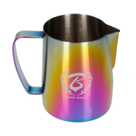Barista Space Milchkanne 600 ml, Farbe Sandy Rainbow – Schrägansicht mit Ausguss