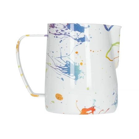 Barista Space Milchkanne 350 ml in Splash (weiß mit bunten Farbspritzern), Frontalansicht mit Logo