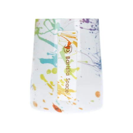 Barista Space Milchkanne 350 ml in Splash (weiß mit bunten Farbspritzern), Ansicht von der Tüllenseite