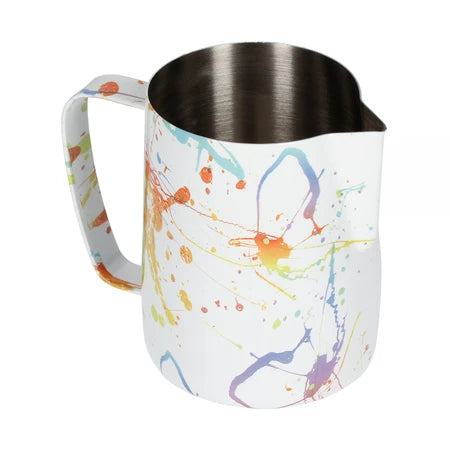 Barista Space Milchkanne 600 ml, Farbe Splash – Schrägansicht mit Ausguss
