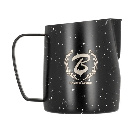 Barista Space Milchkanne 450 ml 2.0 in Star Night Black, Seitenansicht mit gesprenkelter Oberfläche