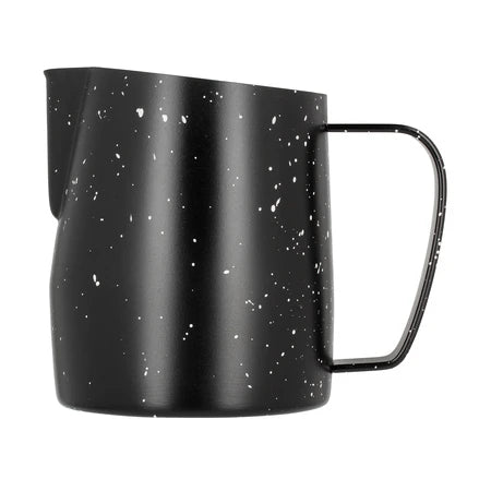Barista Space Milchkanne 450 ml 2.0 in Star Night Black, Seitenansicht mit Ausguss und Griff