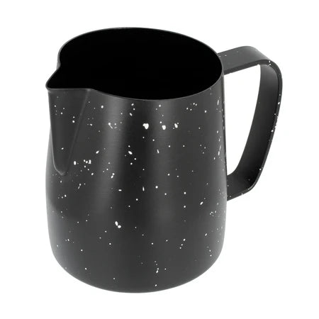 Barista Space Milchkanne 450 ml 2.0 in Star Night Black, Frontansicht mit Ausguss und Henkel