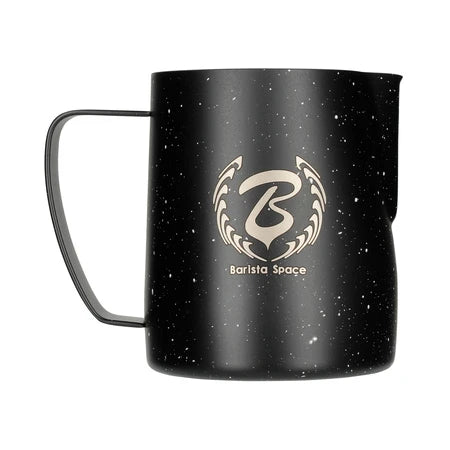 Barista Space Milchkanne 350 ml in Teflon Star Night Black (schwarz mit Glitzer-Textur (Teflon-Beschichtung)), Frontalansicht mit Logo
