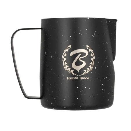 Barista Space Milchkanne 600 ml, Farbe Teflon Star Night Black – Frontalansicht mit Logo
