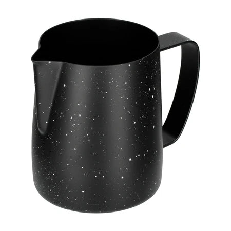 Barista Space Milchkanne 350 ml in Teflon Star Night Black (schwarz mit Glitzer-Textur (Teflon-Beschichtung)), Ansicht von der Henkelseite