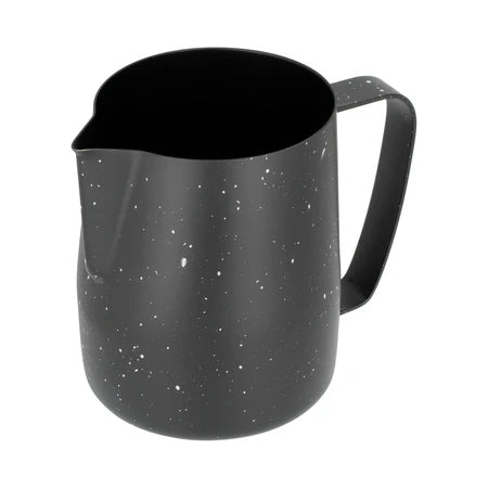 Barista Space Milchkanne 600 ml, Farbe Teflon Star Night Black – Schrägansicht von der anderen Seite