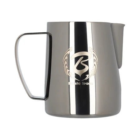 Barista Space Milchkanne 350 ml in Titanium Black (anthrazit/graphitfarben), Frontalansicht mit Logo