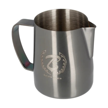 Barista Space Milchkanne 350 ml in Titanium Black (anthrazit/graphitfarben), Ansicht von der Tüllenseite